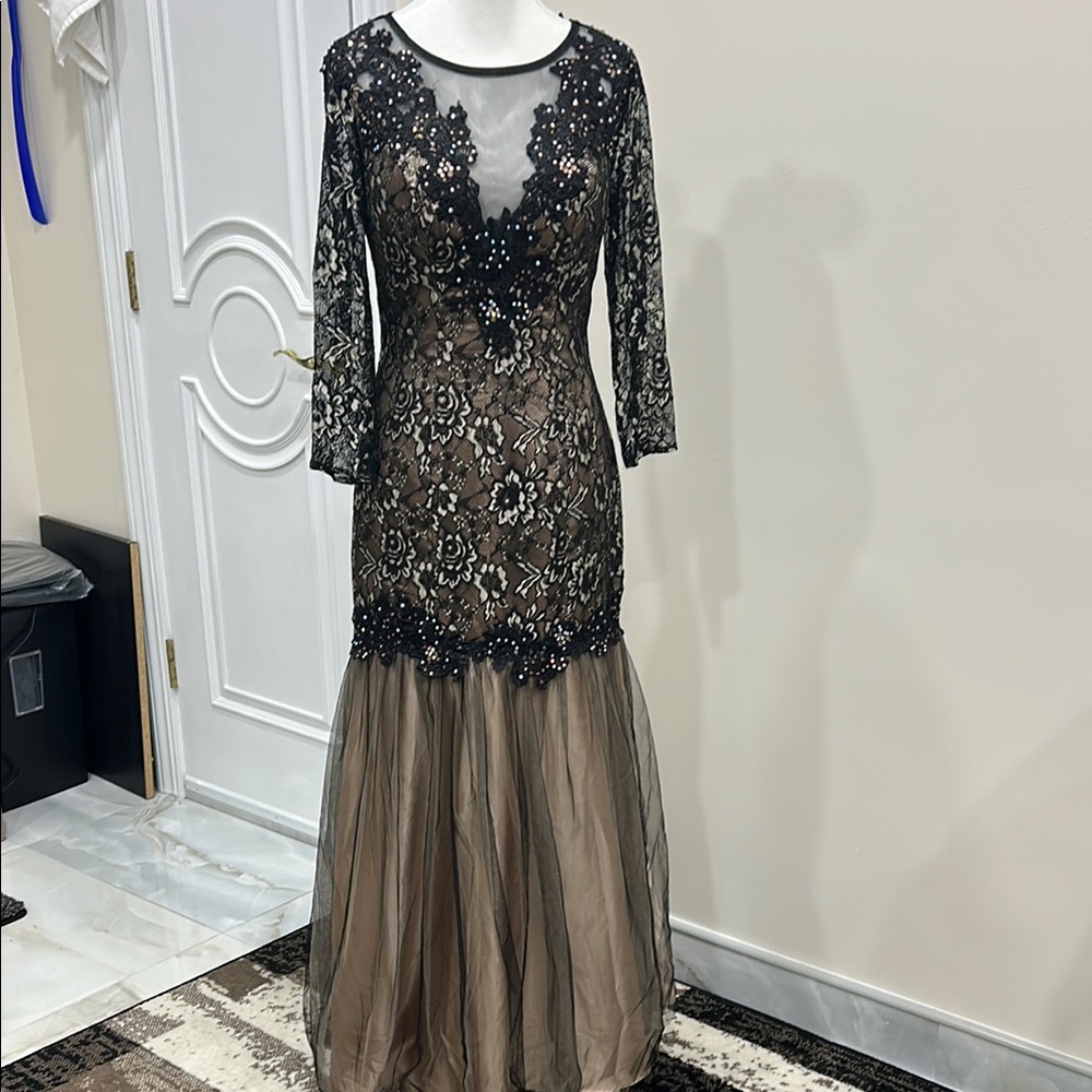 Black and Tan V-Neck 3/4 Sleeve Gown